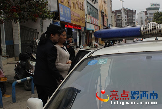 一名“官賴”被帶上警車.jpg
