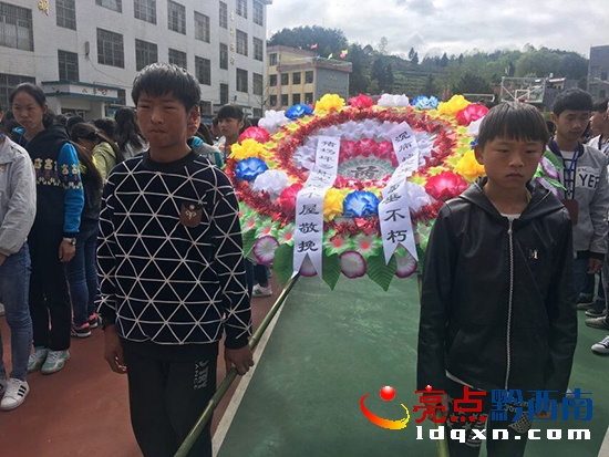 敬獻(xiàn)花圈.jpg