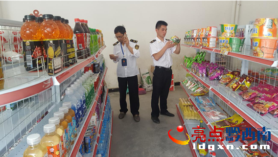 圖為執(zhí)法人員正在檢查食品.png