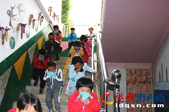 興義市烏沙鎮(zhèn)中心幼兒園開展消防應(yīng)急疏散演練.JPG