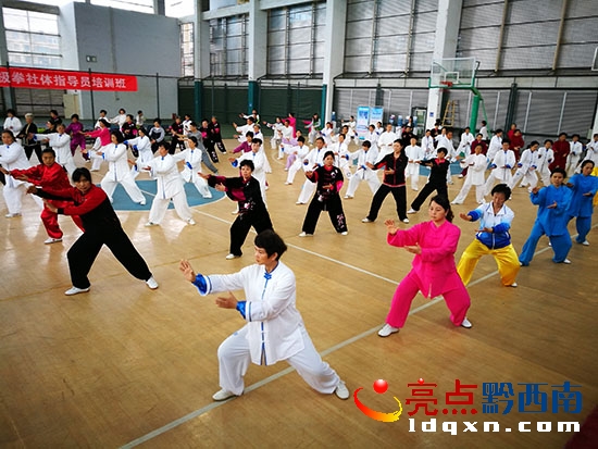 認真學(xué)習(xí)的指導(dǎo)員們2.jpg