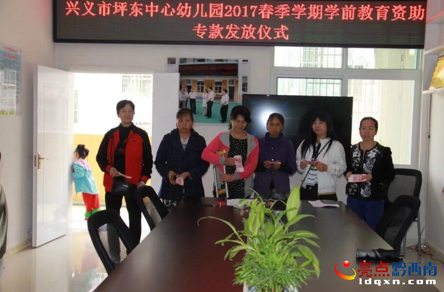 圖為資助金發(fā)放現(xiàn)場(chǎng)1.jpg