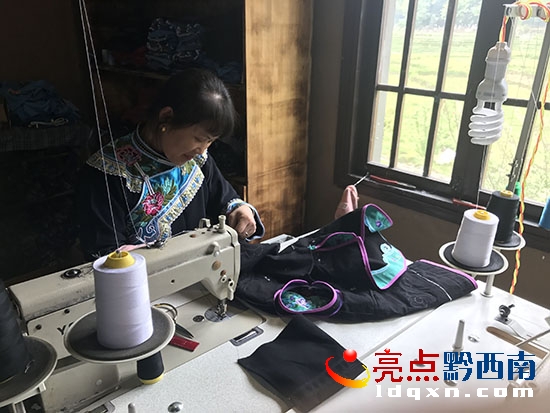 布依繡娘梁朝瓊正在刺繡.jpg
