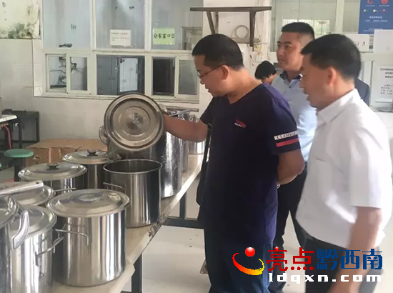檢察官到學(xué)校食堂查看學(xué)生用餐.png
