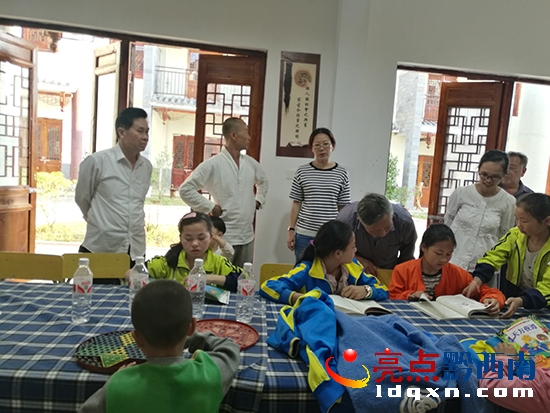 05 州關(guān)工委老領(lǐng)導(dǎo)面對(duì)面與留守兒童交流溝通了解情況.jpg