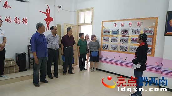 01 調(diào)研組聽(tīng)取學(xué)校介紹情況.jpg