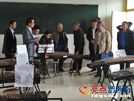 04 調(diào)研組聽(tīng)取學(xué)校匯報(bào)工作開(kāi)展情況.jpg