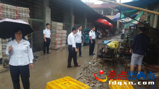 執(zhí)法人員正在活禽市場(chǎng)給經(jīng)營(yíng)者們解釋關(guān)于休市的相關(guān)問(wèn)題.png