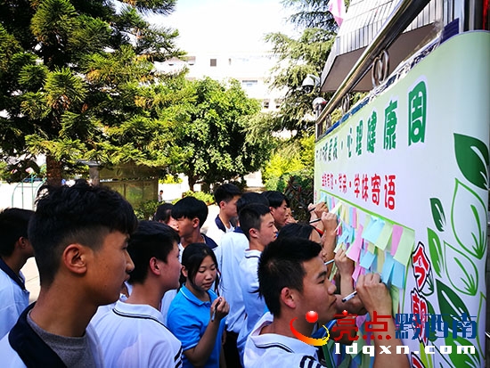 爭(zhēng)先恐后為高三同學(xué)寫祝福語(yǔ).jpg