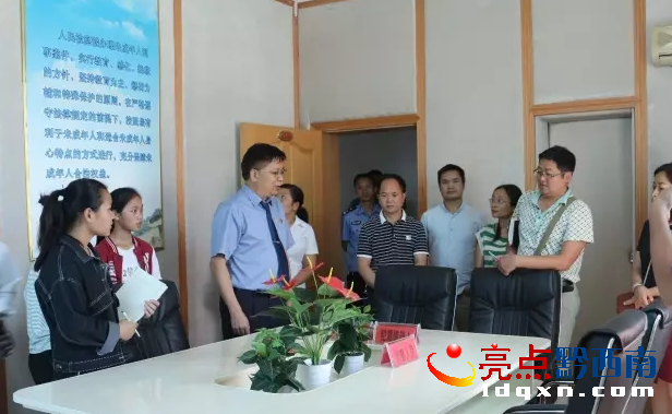 圖為冊亨縣檢察院副檢察長韋朝舒帶領大家參觀未檢室.png