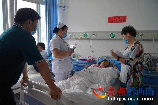 對產(chǎn)婦進行訪談.jpg