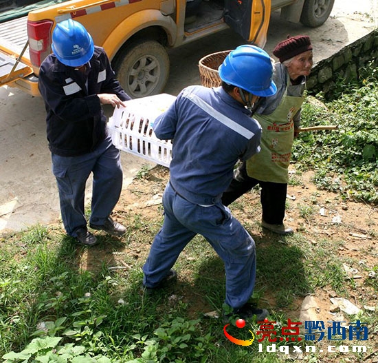 4送雞苗(貧困戶) 秦禮霖 攝_副本.jpg