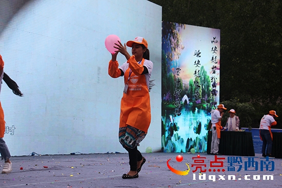 隊員正在完成任務(wù).JPG