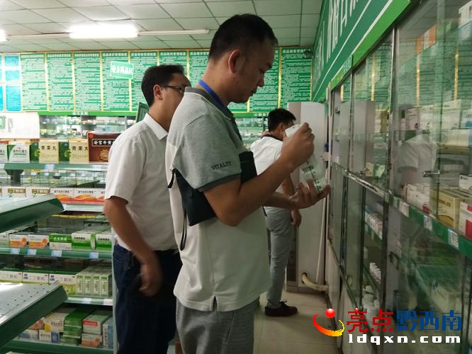 圖為:執(zhí)法人員開展藥品抽樣圖片2.jpg