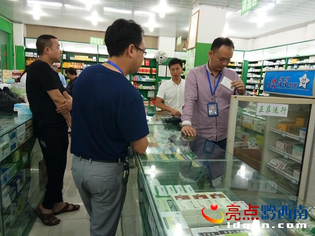 圖為:執(zhí)法人員開展藥品抽樣圖片1.jpg