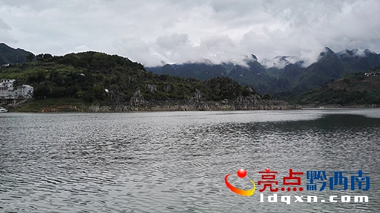 云霧湖山.jpg