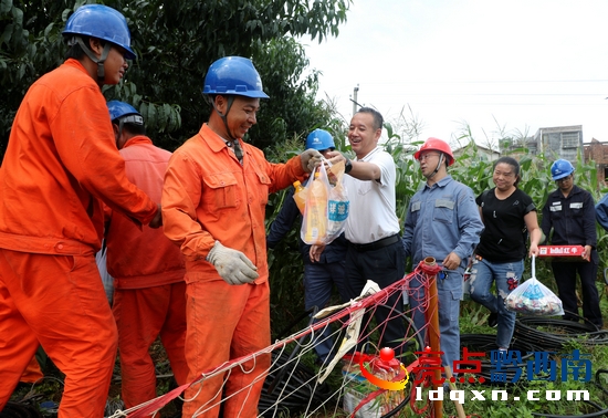 興義供電局工會(huì)組織慰問(wèn)一線搶修員工(盧關(guān)文 攝) (2).JPG
