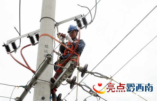 供電線路搶修工作中(盧關(guān)文 攝) (1).JPG