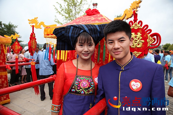 體驗布依族傳統(tǒng)婚禮的一對新人 郭澤玉攝 (6).JPG