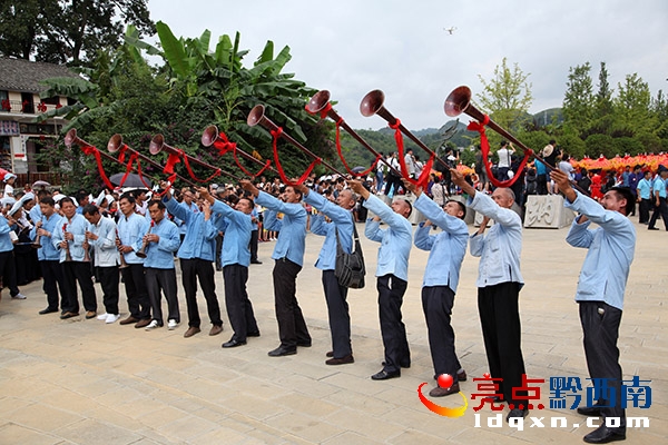 布依族傳統(tǒng)婚禮中的樂師隊 郭澤玉攝 (7).JPG