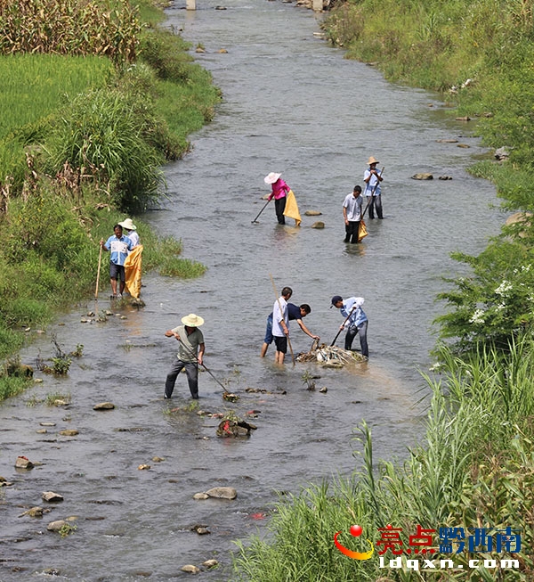 圖為干部群眾清理河道垃圾.jpg