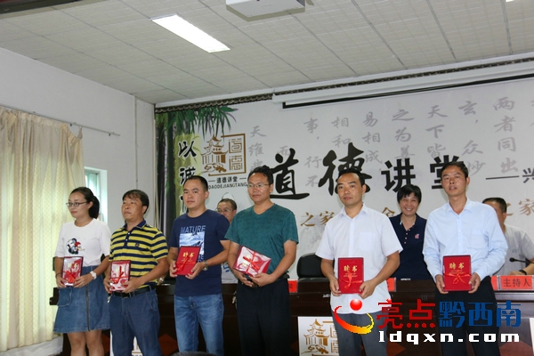新聘任的校長(zhǎng)領(lǐng)取聘書.JPG