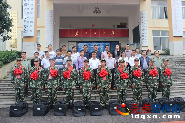 圖為新兵與黨政領導合影.JPG