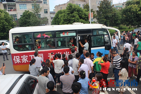 圖為新兵與親人依依惜別.JPG