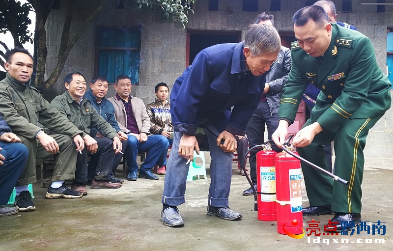 消防官兵指導(dǎo)村民檢查和維護(hù)保養(yǎng)滅火器方法.jpg