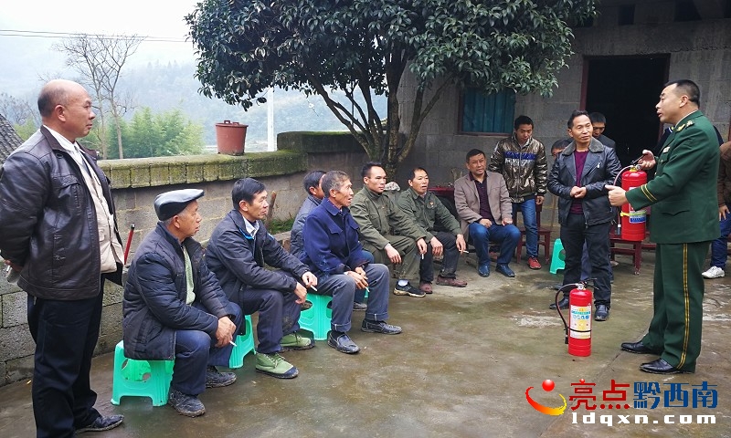 消防官兵為布依村民進(jìn)行消防培訓(xùn).jpg