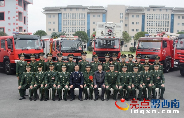興仁縣政府領導與消防官兵合影留念.JPG