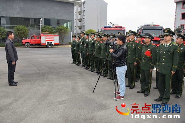 興仁縣政府領導在消防官兵隊伍前講話.JPG