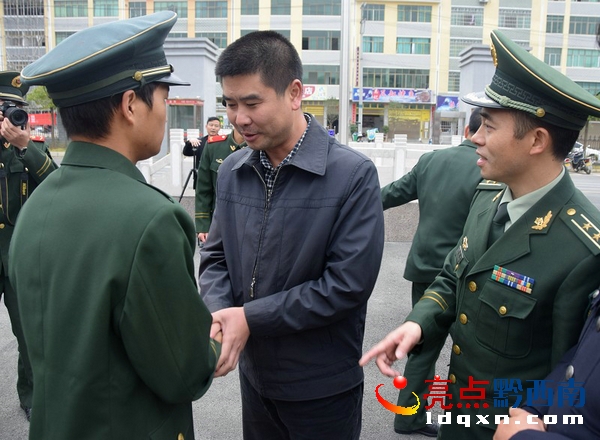 興仁縣政府領導與消防復員老握手慰問.JPG