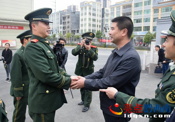 興仁縣政府領導與消防轉業(yè)士官握手慰問.JPG