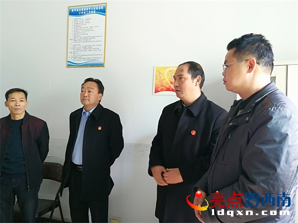 圖為冊(cè)亨縣法院農(nóng)文勇院長與縣司法局局長岑昕在法律援助工作站查看辦公場所.jpg