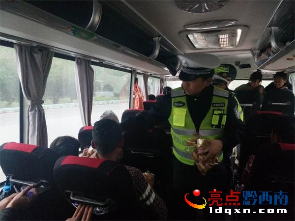 執(zhí)勤民警和運(yùn)政工作人員分發(fā)食物給乘客 (5).jpg