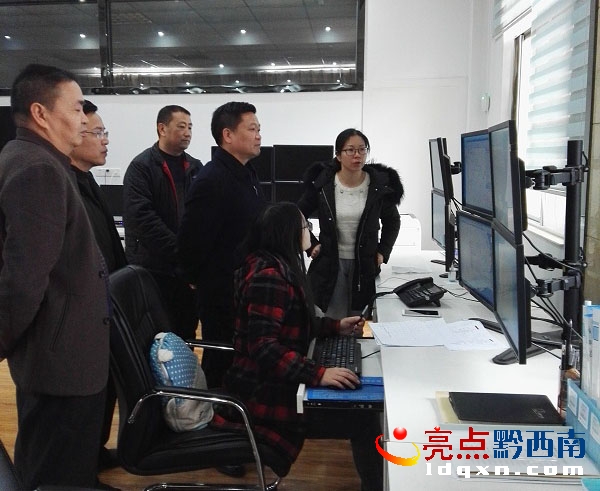 黔西南州副州長鄧修宇一行到州氣象局指揮調(diào)度抗凝工作.jpg