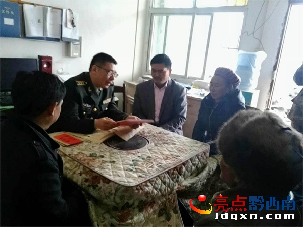 （圖為政委郭位左二與貧困退伍軍人、貧困戶拉家常話黨恩）.jpg