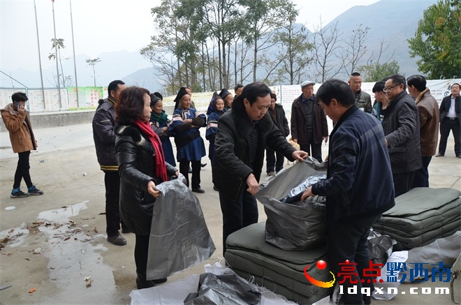 興運司總經(jīng)理周學(xué)詩親自分撿慰問物資.JPG