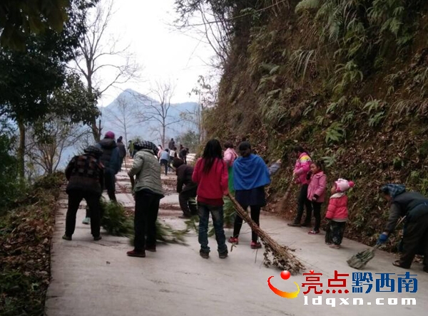 圖為:石屯鎮(zhèn)村民打掃“組組通”公路.jpg
