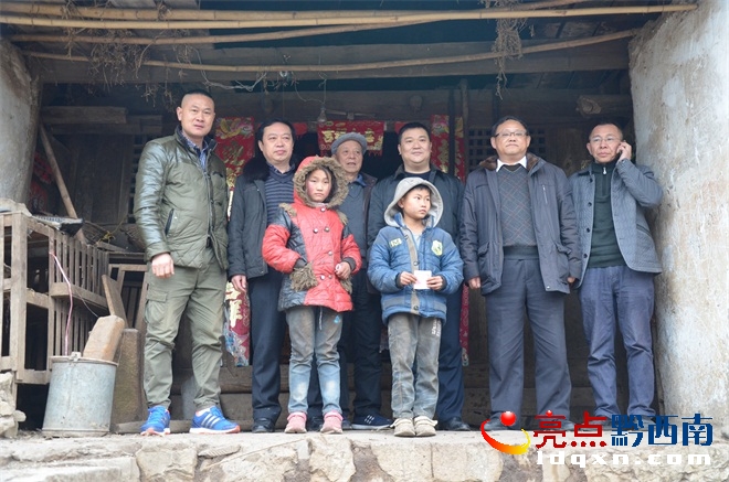 興運司和黔西南州江西商會領(lǐng)導(dǎo)深入特困家庭看望慰問兩名孤兒并與其合影.JPG