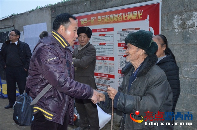 受到慰問的老人握住興運司駐村并擔(dān)任第一書記的周光彥同志的手感謝的話說個不停.JPG