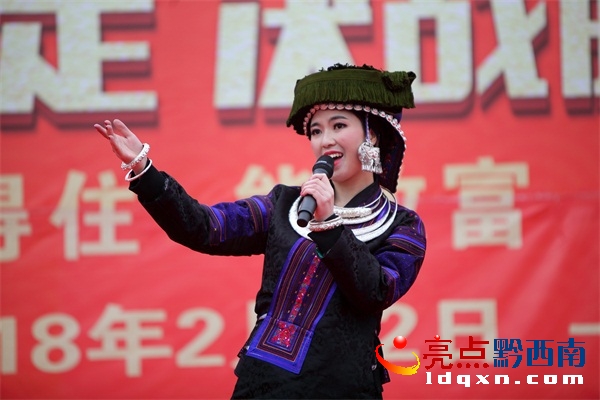 苗族姑娘潘妮妮演唱《酒歌唱起來(lái)》 郭澤玉攝.JPG