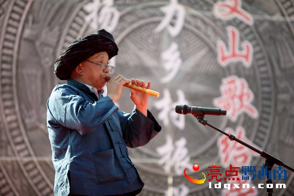 布依古樂(lè)器勒尤國(guó)家級(jí)傳承人王建立 郭澤玉攝.JPG