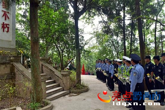 圖為縣直各單位向烈士敬獻(xiàn)鮮花.JPG