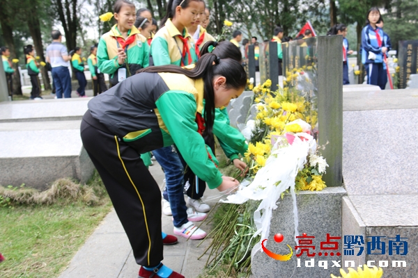 向烈士敬獻(xiàn)鮮花.JPG