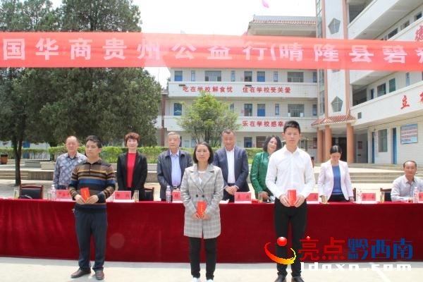 3名教師領(lǐng)取慰問金_看圖王.jpg