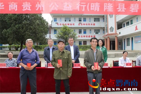 3名軍烈屬領(lǐng)取慰問金_看圖王.jpg