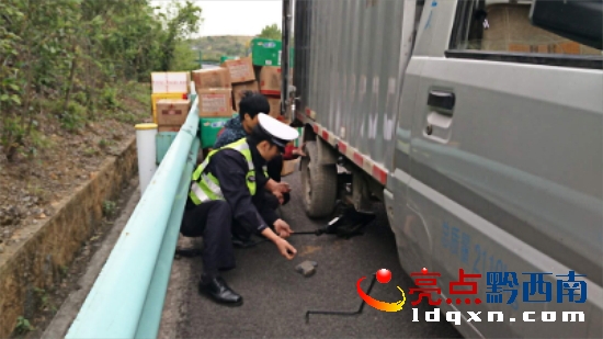 爆胎又遇設備癱瘓 幸得高速交警伸援手1124_看圖王.jpg