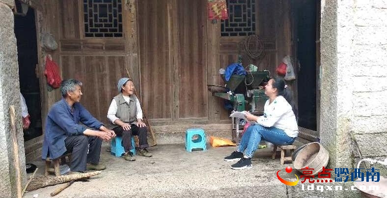 圖為吳桂芳與貧困戶進行座談共商.jpg